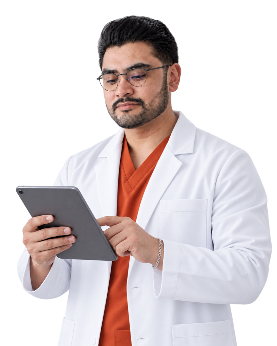 Dr. Ketzal revisando información en una tableta